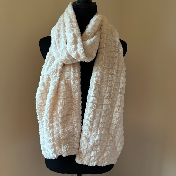 **COLLECTION EIGHTEEN* Ivory Square Texture Fashion Scarf - Picture 1 of 4